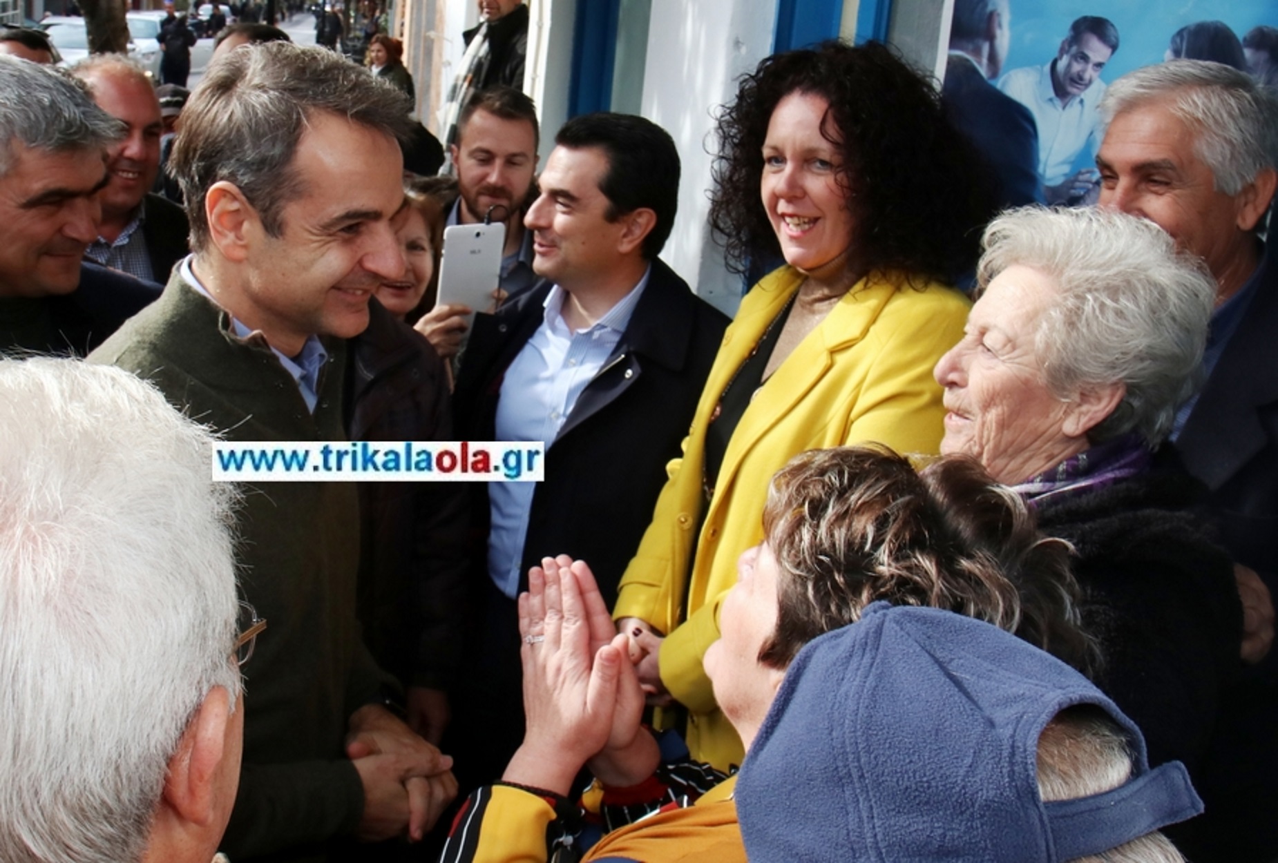 Μητσοτάκης: Άκουσε τα κάλαντα στην Καλαμπάκα! video