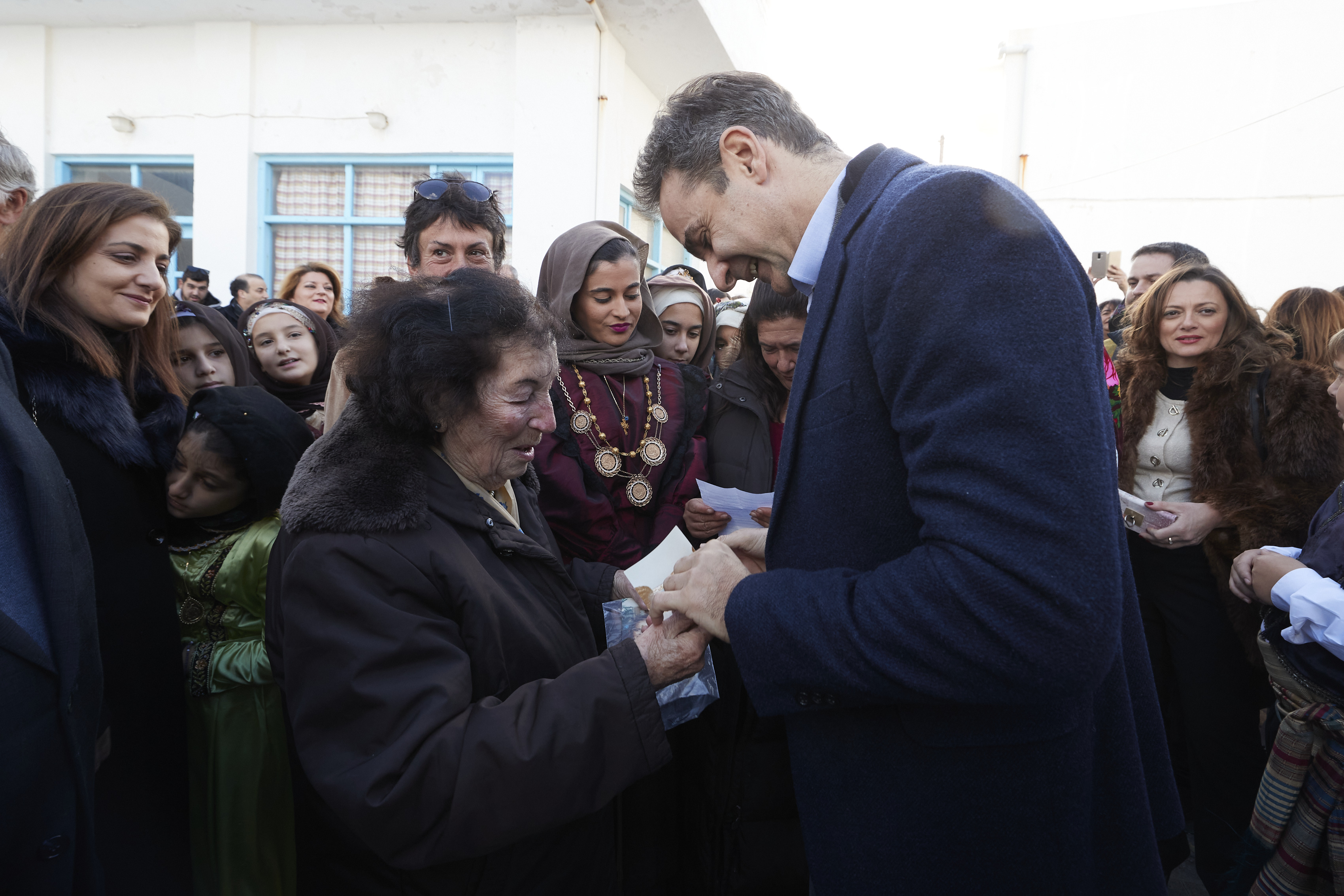 Μητσοτάκης: Υποδοχή στην Κάσο με… ντολμαδάκια, Μαρίκα και εξαγγελίες για τον ΕΝΦΙΑ