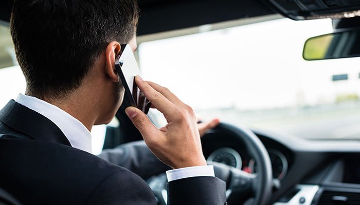 Ευρωβαρόμετρο: Οι Έλληνες οδηγοί μιλούν στο κινητό και έχουν… νεύρα!