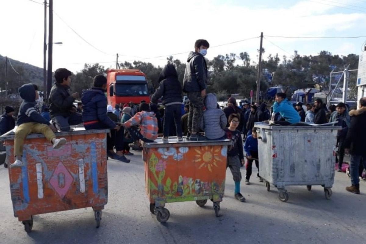 Μυτιλήνη: Μετανάστες έκλεισαν τον δρόμο στη Μόρια! Ζητούν ρεύμα και θέρμανση