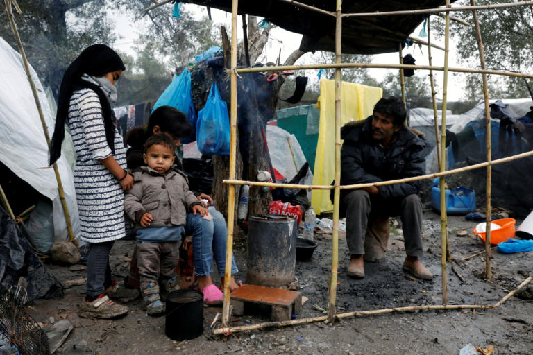 “Παρακαλάει” η Κομισιόν: Σας δίνουμε λεφτά, πάρτε ασυνόδευτα προσφυγόπουλα από την Ελλάδα