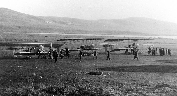 Ο “θρυλικός” Υπολοχαγός Μουτούσης: Ο νικηφόρος και πρωτοπόρος αεροπόρος του Στρατού και της Αεροπορίας!