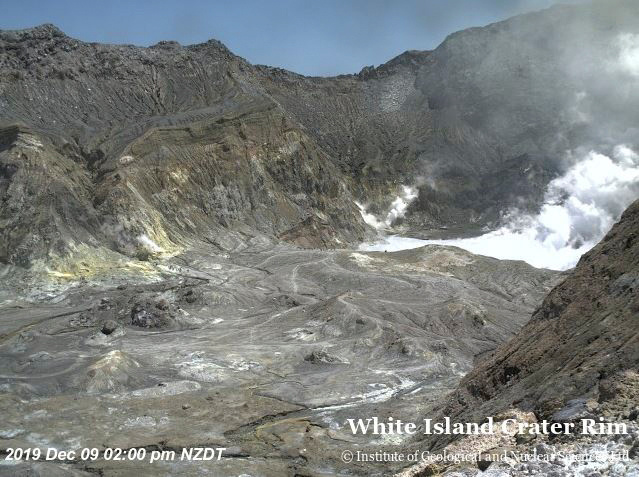 https://www.newsit.gr/wp-content/uploads/2019/12/newzealand_volcano5.jpg