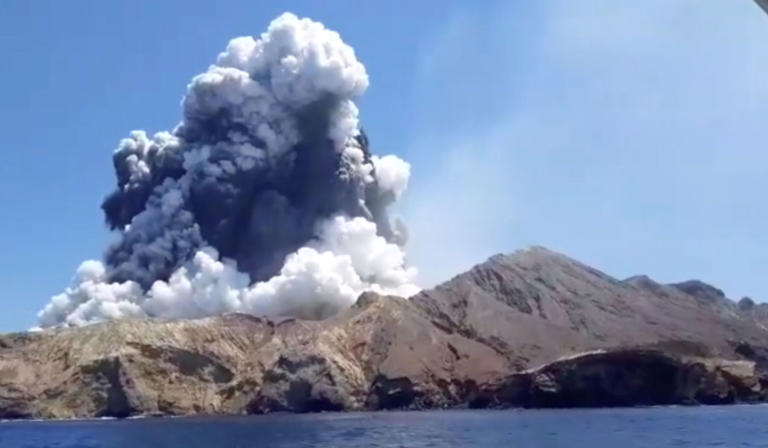 https://www.newsit.gr/wp-content/uploads/2019/12/newzealand_volcano_explosion1-768x448.jpg