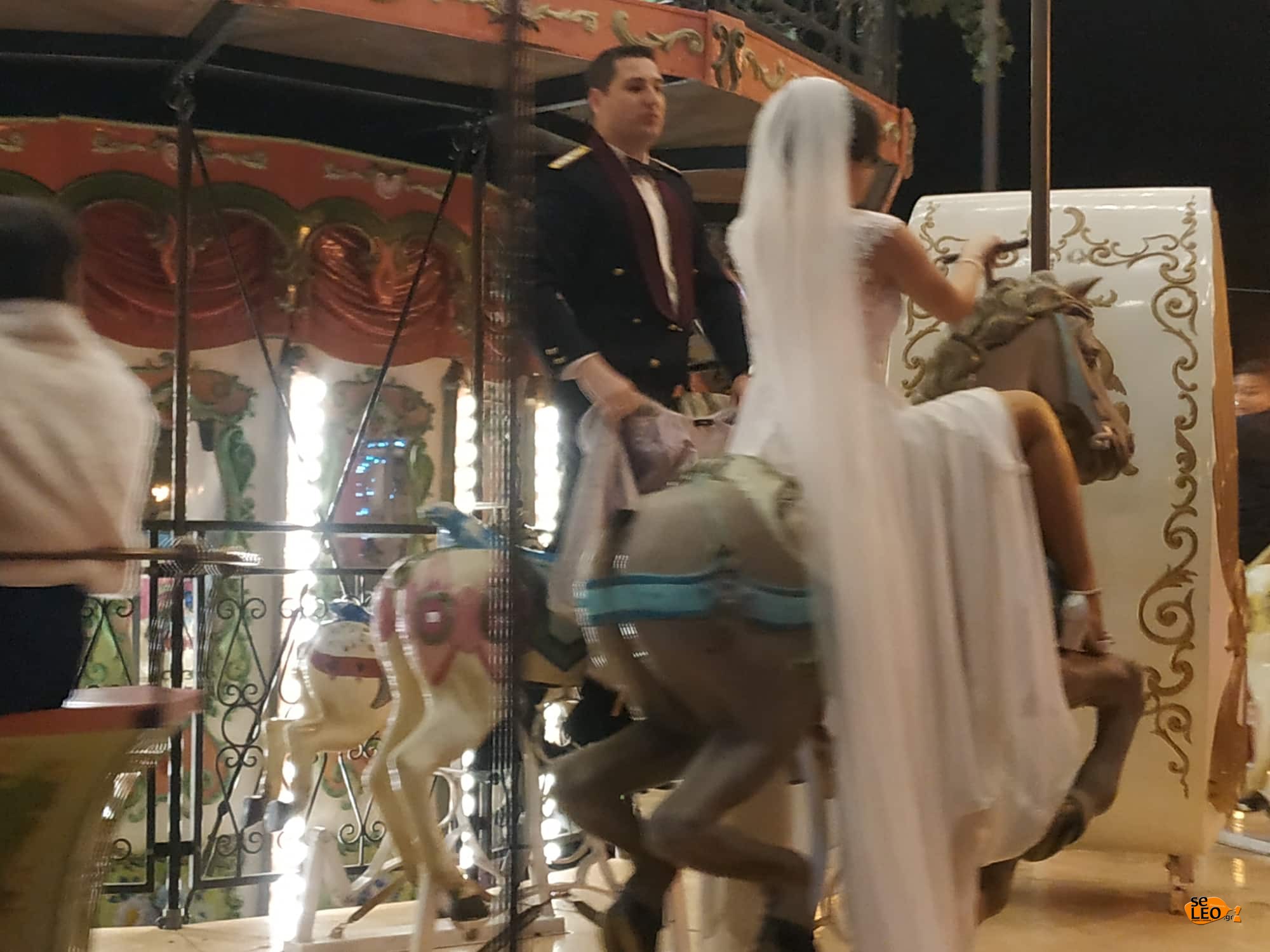 Θεσσαλονίκη: Η κούκλα νύφη ανέβηκε στο καρουζέλ! Οι νεόνυμφοι έκαναν την έκπληξη [pics]