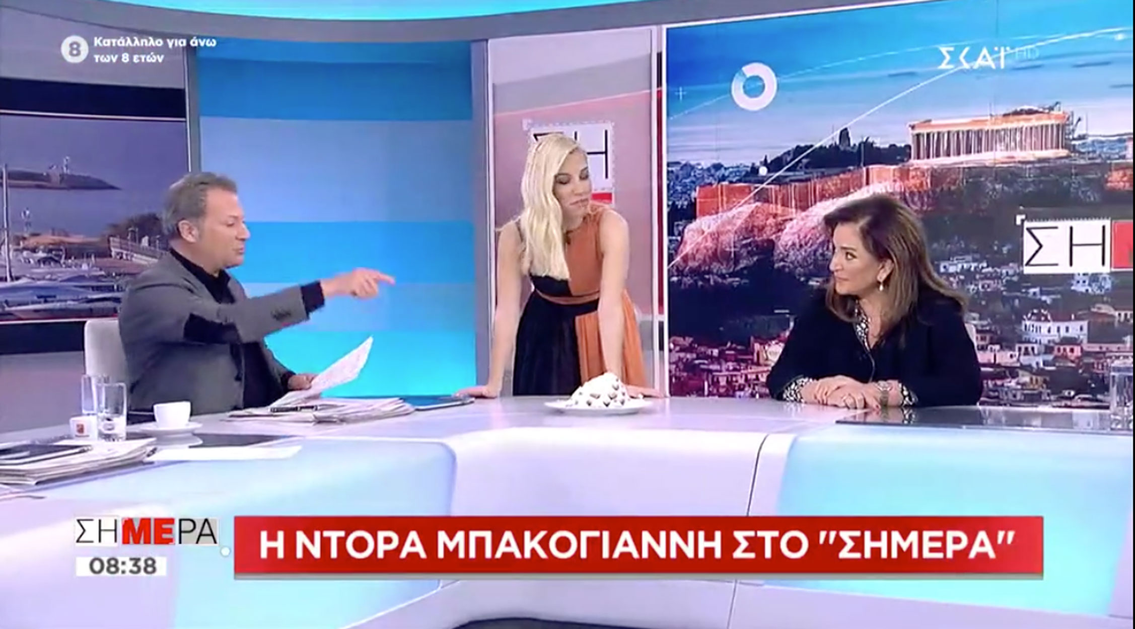 Ντόρα Μπακογιάννη: Με κουραμπιέδες και… παράπονα στο στούντιο! [video]