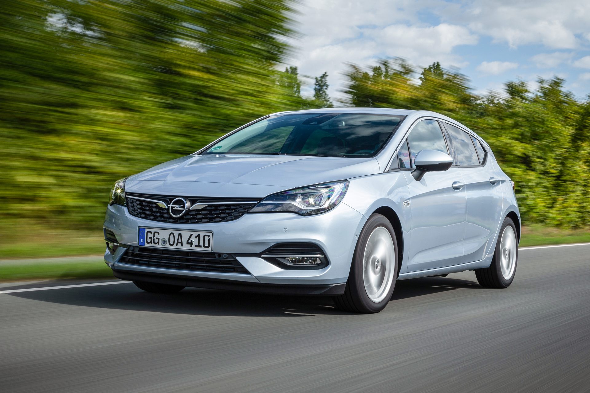 Σε ποιες εκδόσεις και τιμές ήρθε το ανανεωμένο Opel Astra στη χώρα μας;