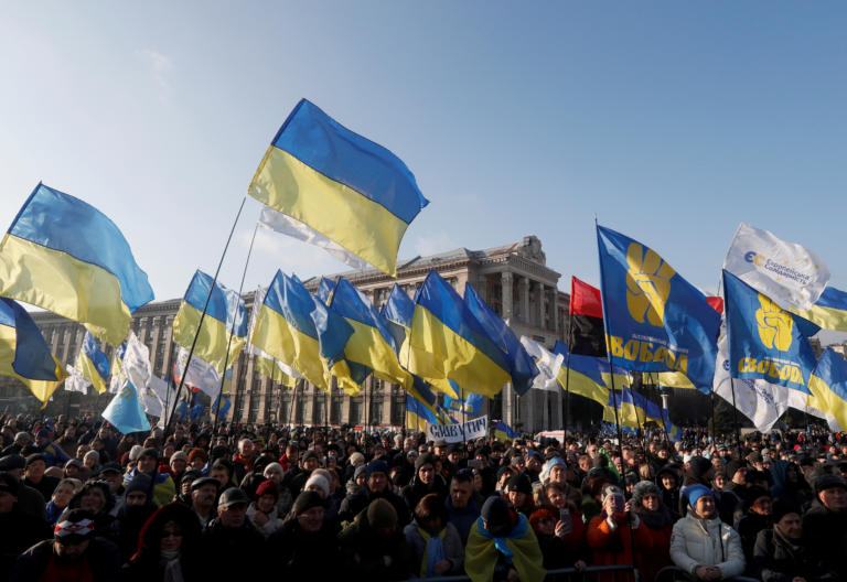 Χιλιάδες διαδηλωτές στο Κίεβο κατά της "συνθηκολόγησης" με τη Μόσχα