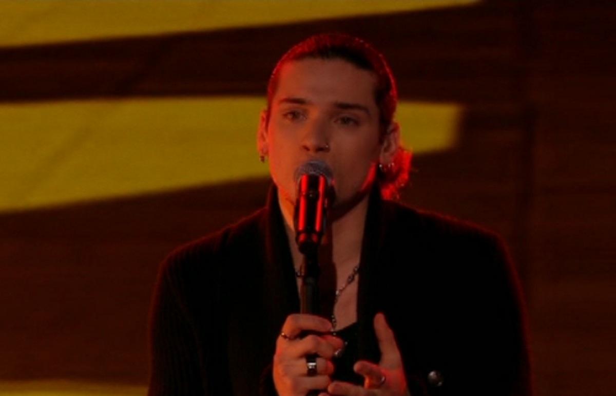 Καθηλωτικός ο Δημήτρης Παπατσάκωνας στον τελικό του X Factor! Εκπληκτική η ερμηνεία του…