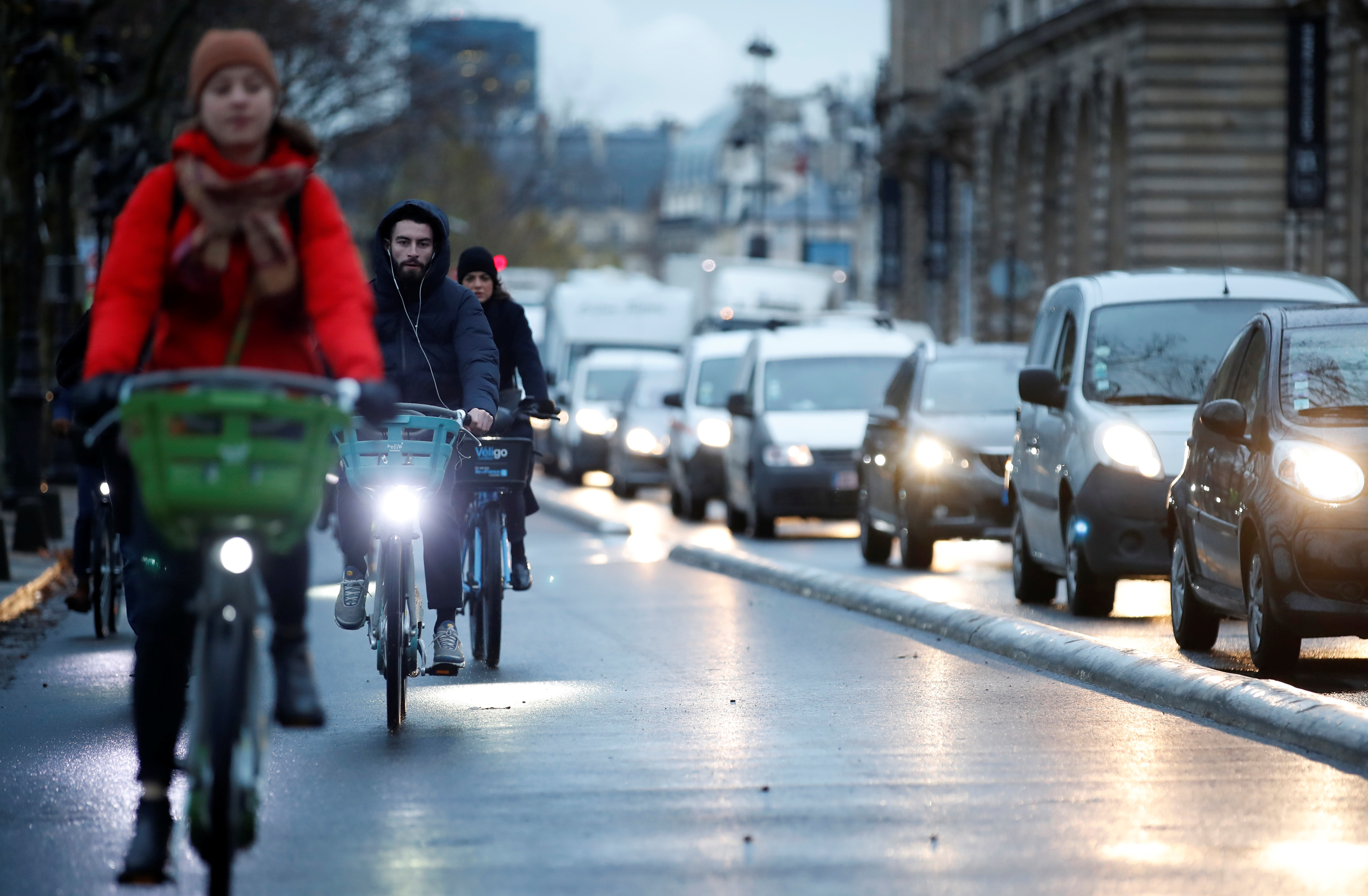 Παρίσι: Αυξήθηκαν κατά 40% τα ατυχήματα με δίκυκλα λόγω των απεργιών στα ΜΜΜ