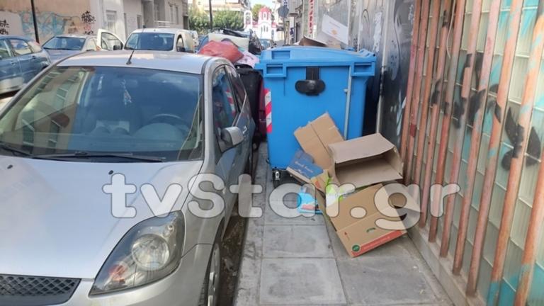 Γεια σου, Ελληνάρα! Οδηγός ανέβασε τους κάδους στο πεζοδρόμιο για να παρκάρει το αυτοκίνητό του [pics]