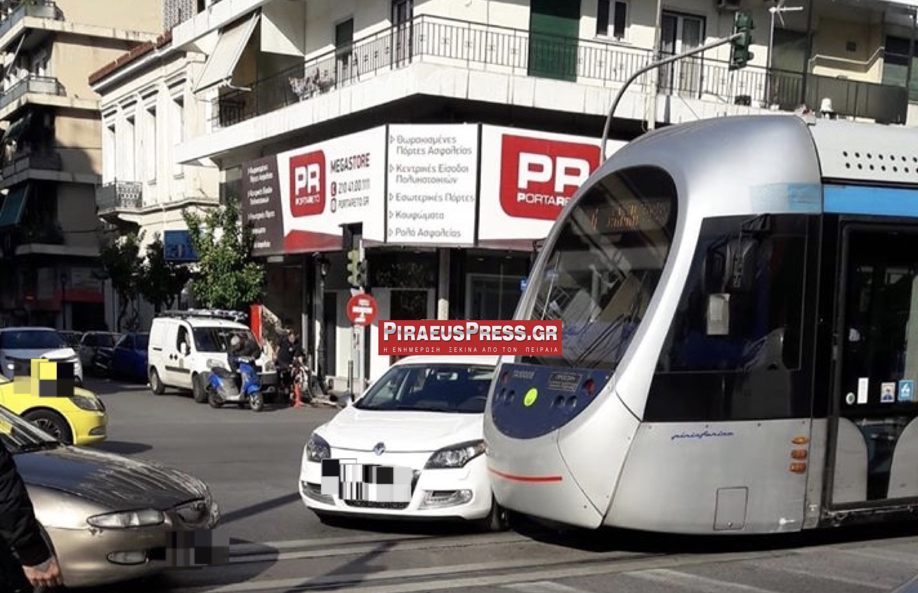 Πειραιάς: Αυτοκίνητο τράκαρε με το Τραμ! [pic]