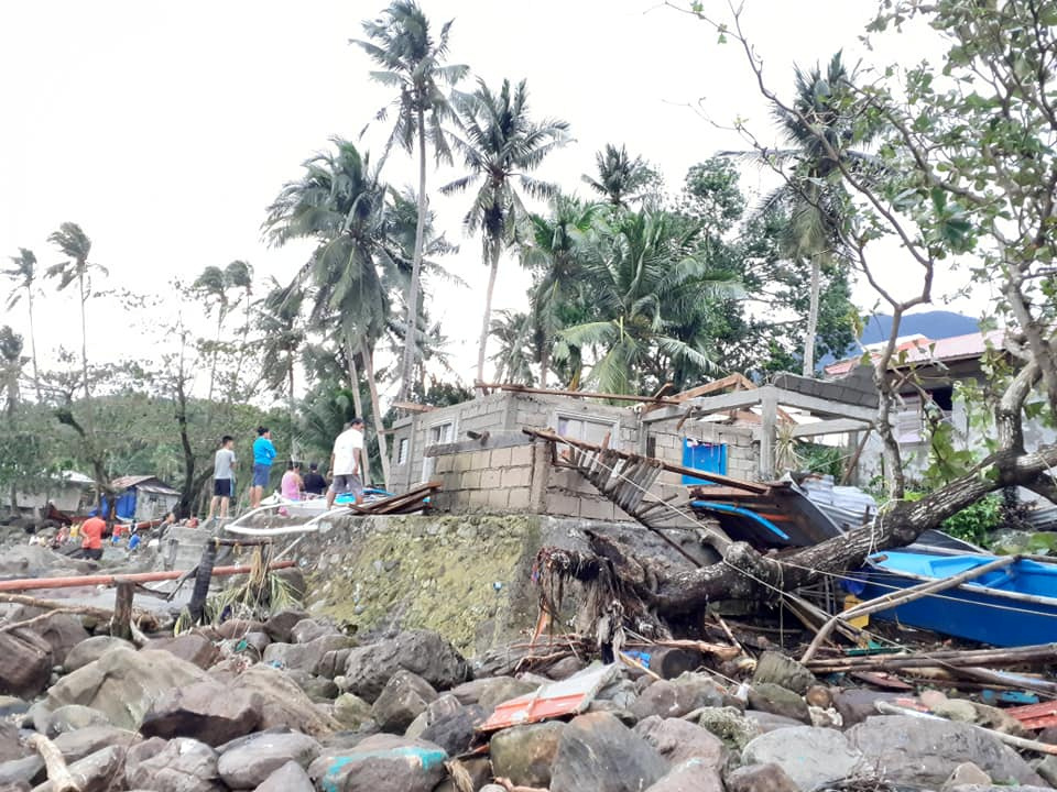 Θρήνος στις Φιλιππίνες: 16 νεκροί από τον τυφώνα Φανφόν