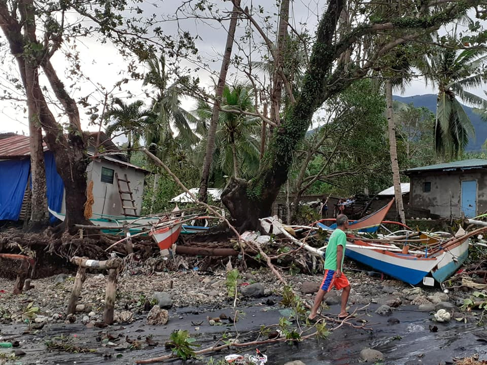 Φονικός ο τυφώνας Φανφόν στις Φιλιππίνες! Άνεμοι 200 χλμ την ώρα σαρώνουν τα πάντα