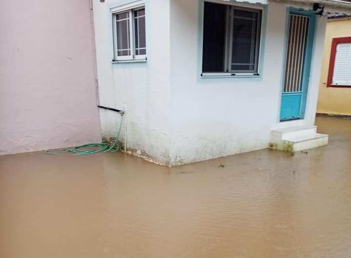 Αιτωλοακαρνανία: Τα νερά της βροχής μπήκαν στα σπίτια τους! Εικόνες από τις πλημμύρες του “Ετεοκλή” [pics]