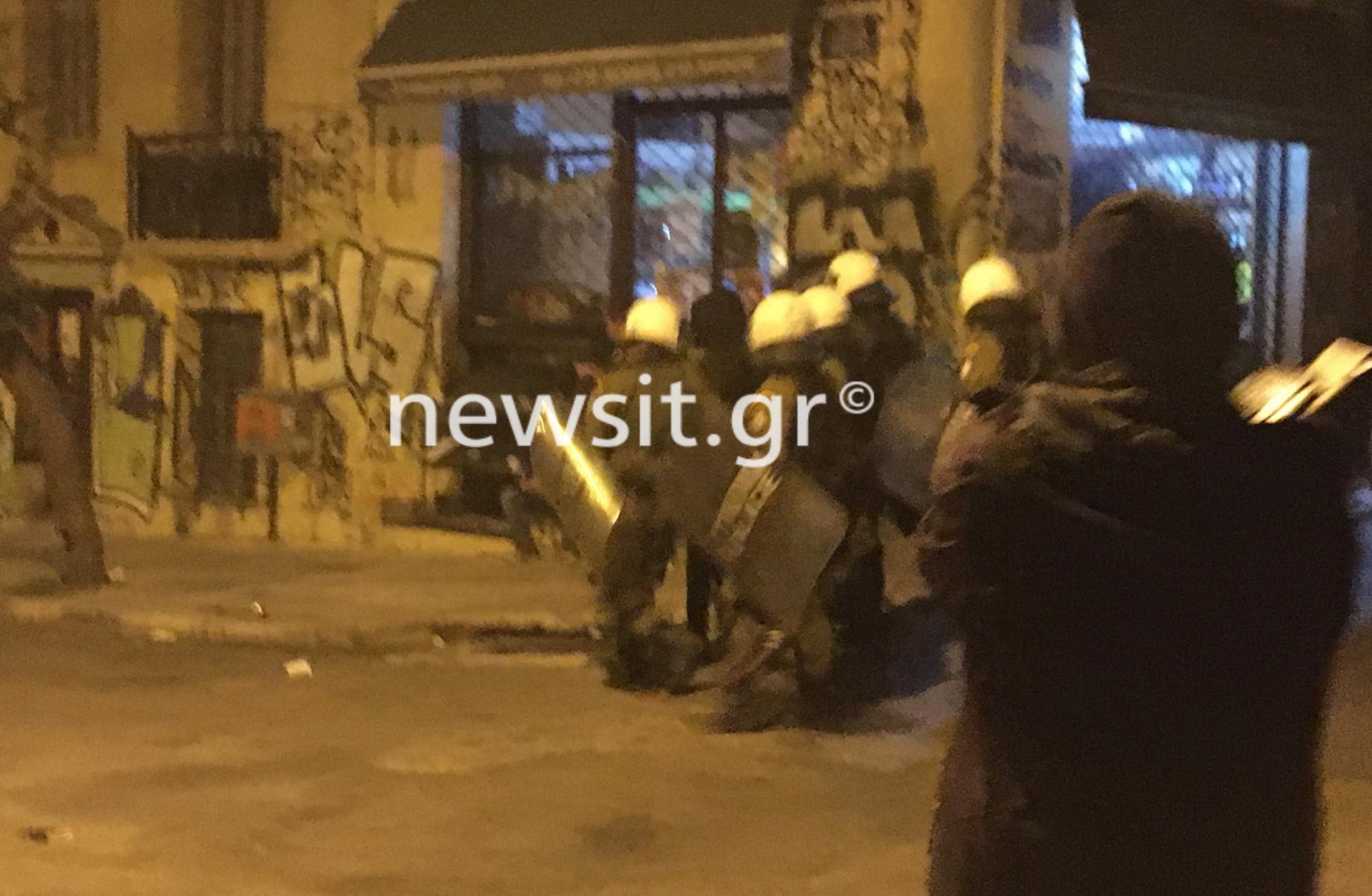 Αλέξης Γρηγορόπουλος: Μολότοφ, πέτρες και ένταση στα Εξάρχεια! LIVE οι εξελίξεις
