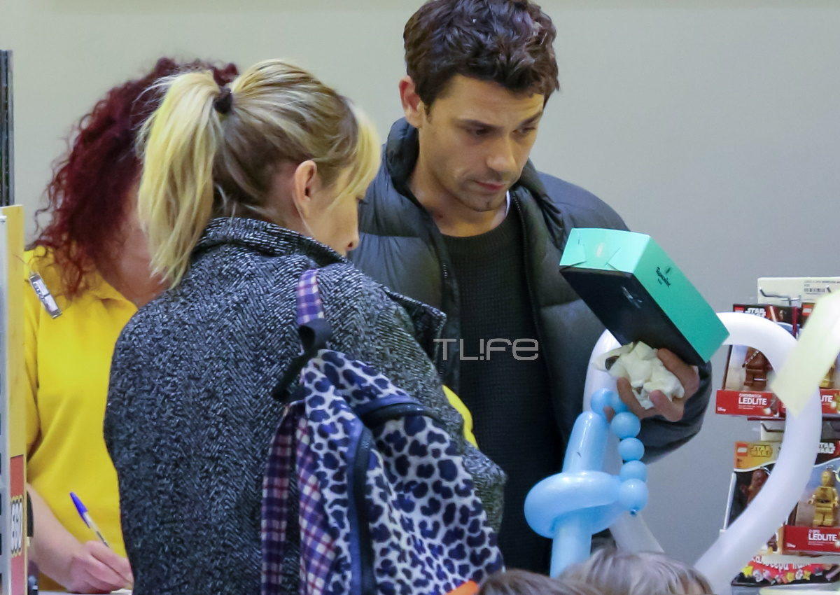 Ρούλα Ρέβη – Αποστόλης Τότσικας: Βόλτα για αγορές με τα δίδυμα στο Μαρούσι!