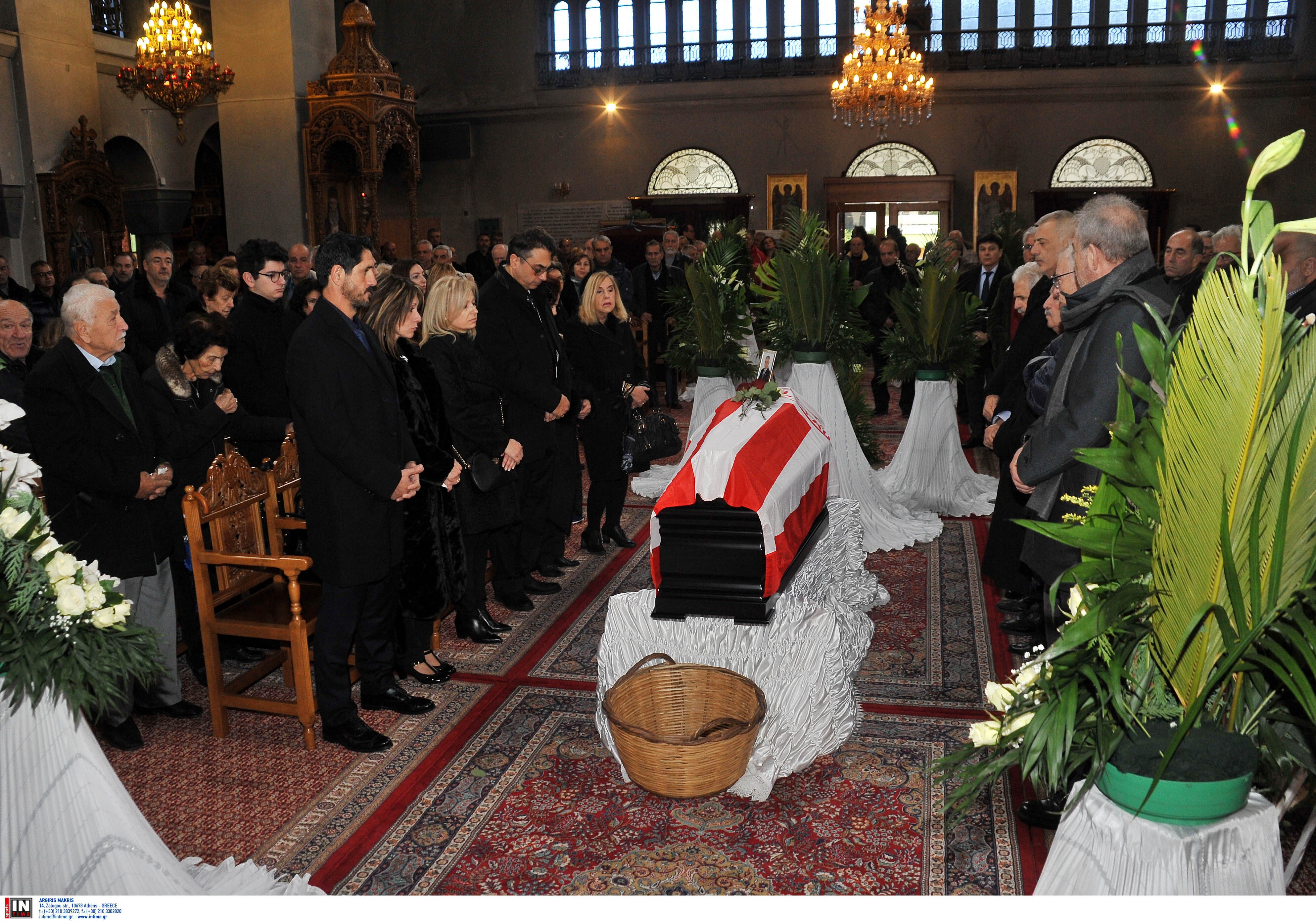 Ολυμπιακός: Σε “ερυθρόλευκο” χρώμα η κηδεία του Ρωσίδη! pics