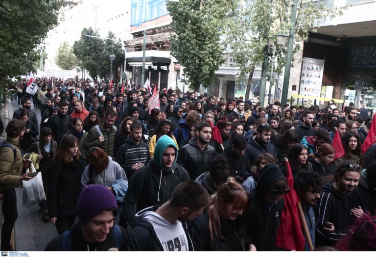 Σε εξέλιξη το φοιτητικό συλλαλητήριο στα Προπύλαια – Κλειστό το κέντρο της Αθήνας