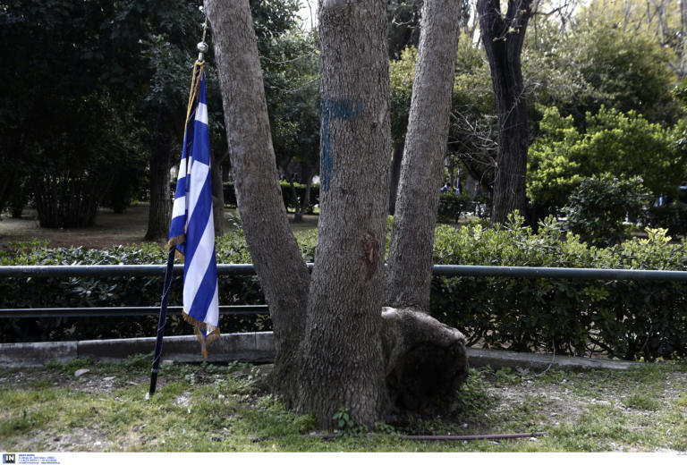 Μεθυσμένος αστυνομικός εκτός υπηρεσίας, έκαψε την ελληνική σημαία στα Πατήσια