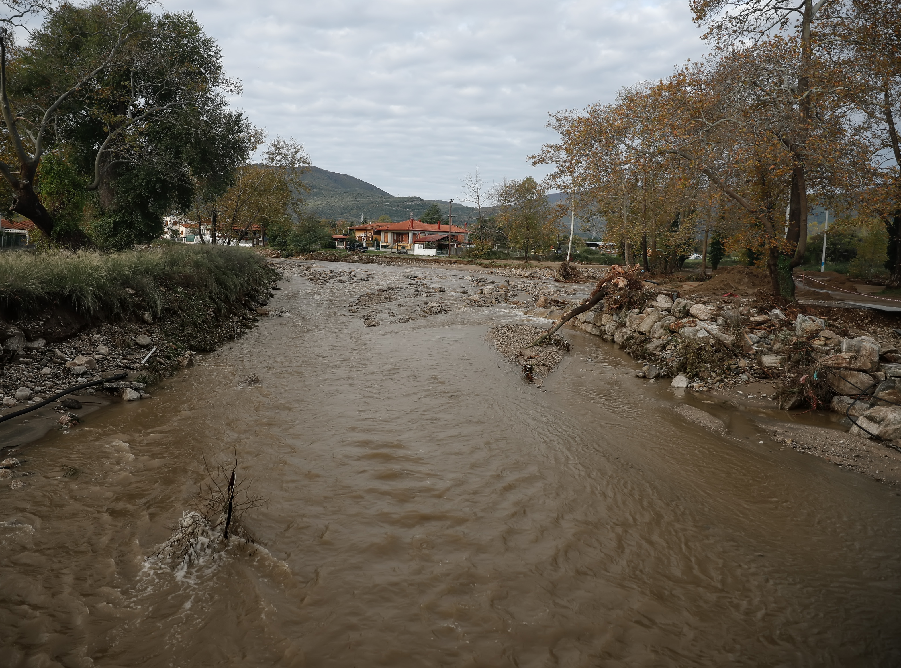 Καιρός – Χαλκιδική: Συναγερμός για οδηγό που τον παρέσυρε χείμαρρος!