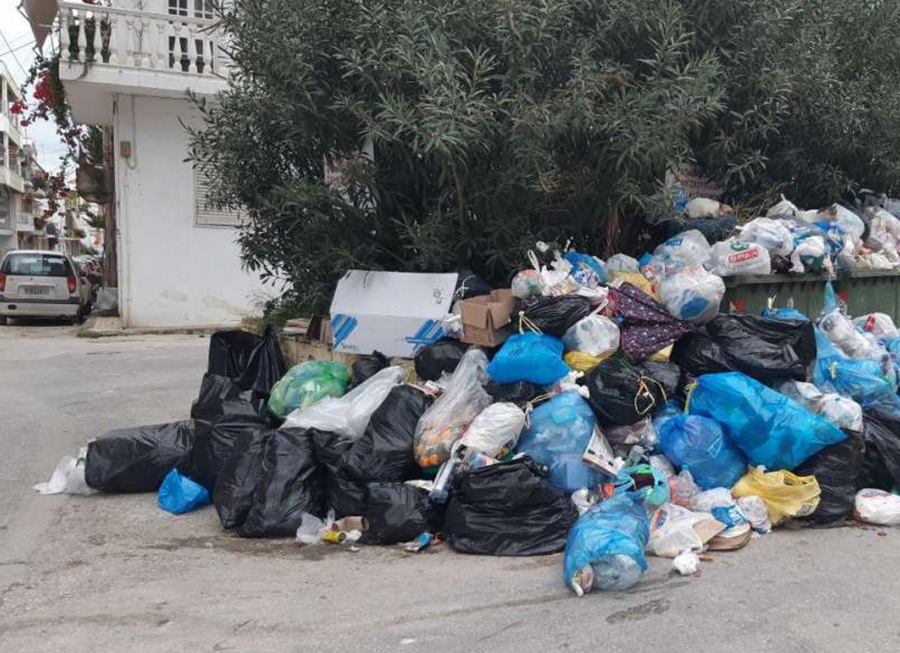 Ζάκυνθος: Σταμάτησε η αποκομιδή και τα σκουπίδια αρχίζουν να “πνίγουν” τις γειτονιές του νησιού [pics]