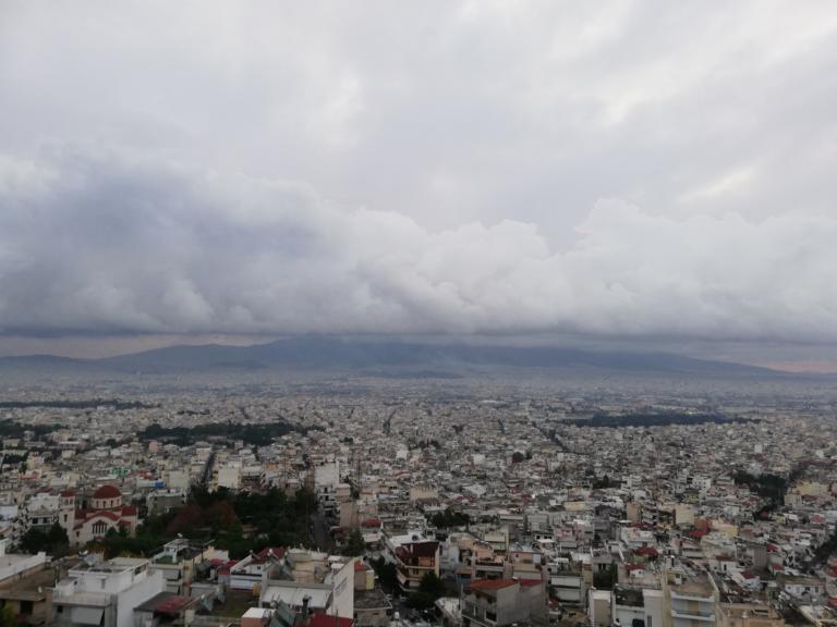 Έτσι ξύπνησε η Αθήνα! Το τεράστιο σύννεφο που κάλυπτε τα πάντα! [pics]