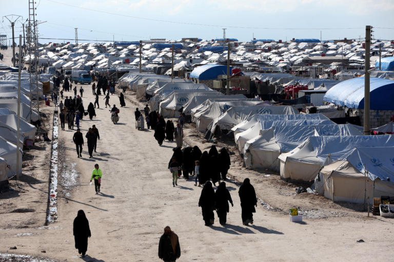 Τρέχουν να σωθούν από τους βομβαρδισμούς χιλιάδες άνθρωποι στη Συρία - Κατευθύνονται στα σύνορα με την Τουρκία
