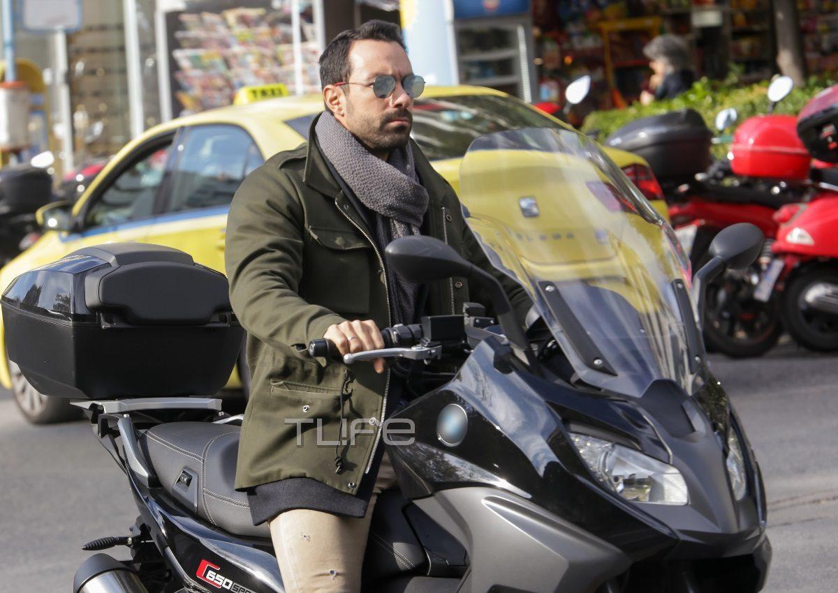 Σάκης Τανιμανίδης: Βόλτα στο Κολωνάκι με την ολοκαίνουρια μηχανή του!