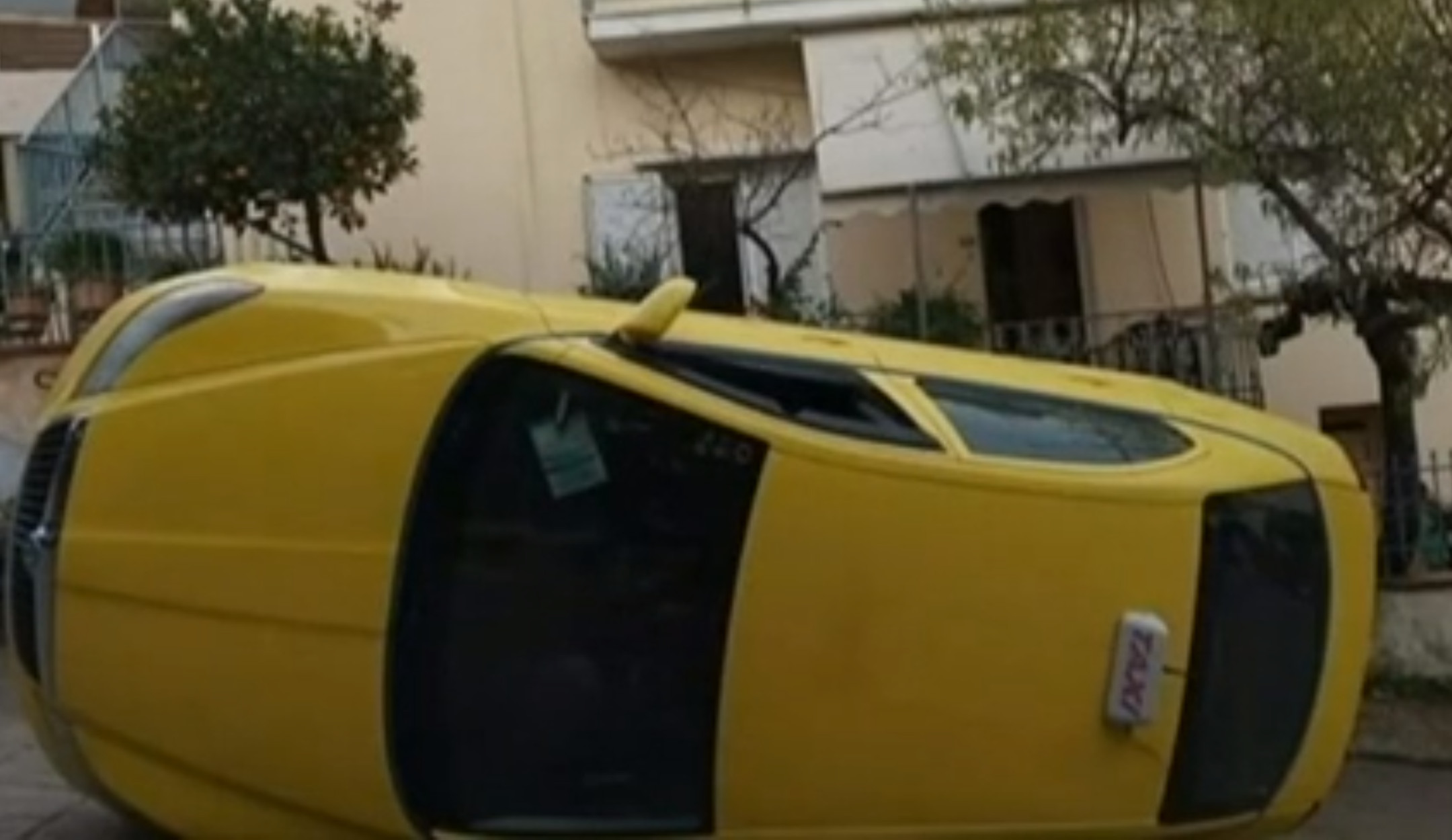 Υμηττός: Ταξί αναποδογύρισε μέσα στην μέση του δρόμου! video
