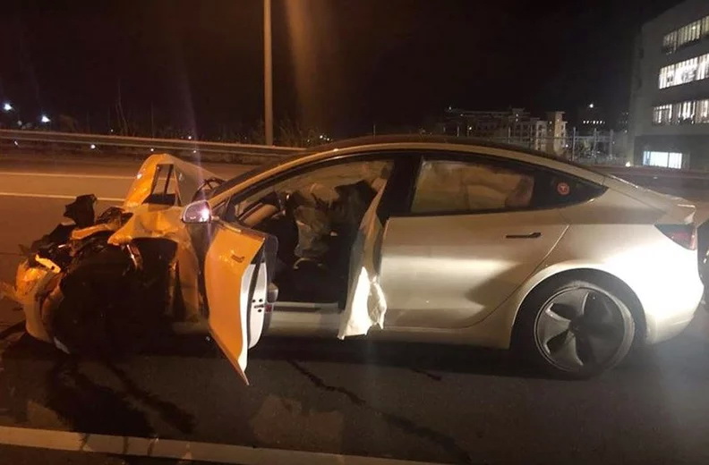 Οδηγός χρησιμοποίησε το σύστημα αυτόνομης οδήγησης και τράκαρε με περιπολικό!