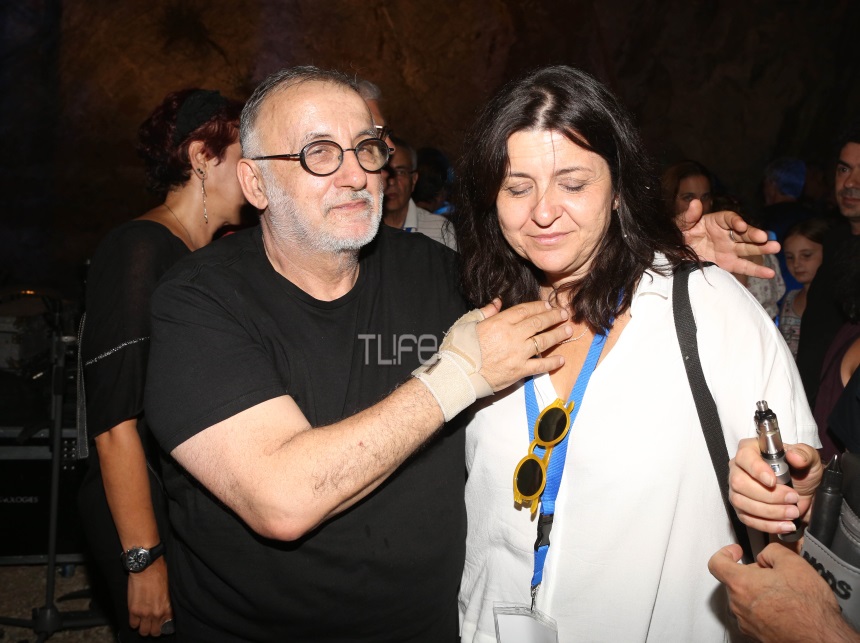 Θάνος Μικρούτσικος: Ραγίζουν καρδιές τα λόγια της συζύγου του στην κηδεία video