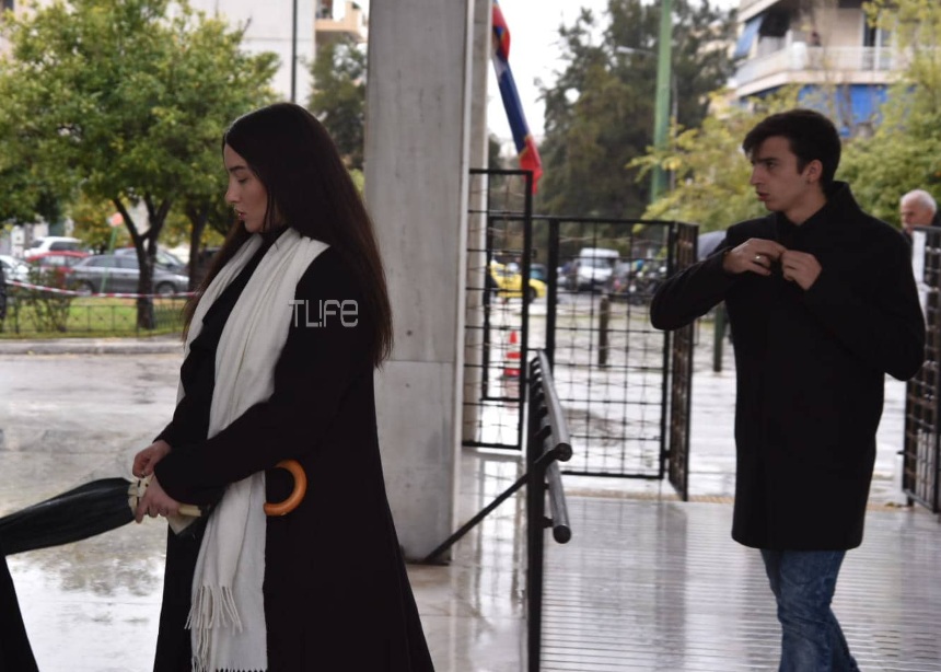 Θάνος Μικρούτσικος: Συντετριμμένη η οικογένειά του στο τελευταίο αντίο