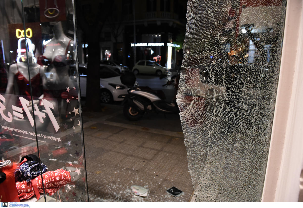 Θεσσαλονίκη: Καταδρομική επίθεση κουκουλοφόρων στο κέντρο της πόλης [Pics, video]