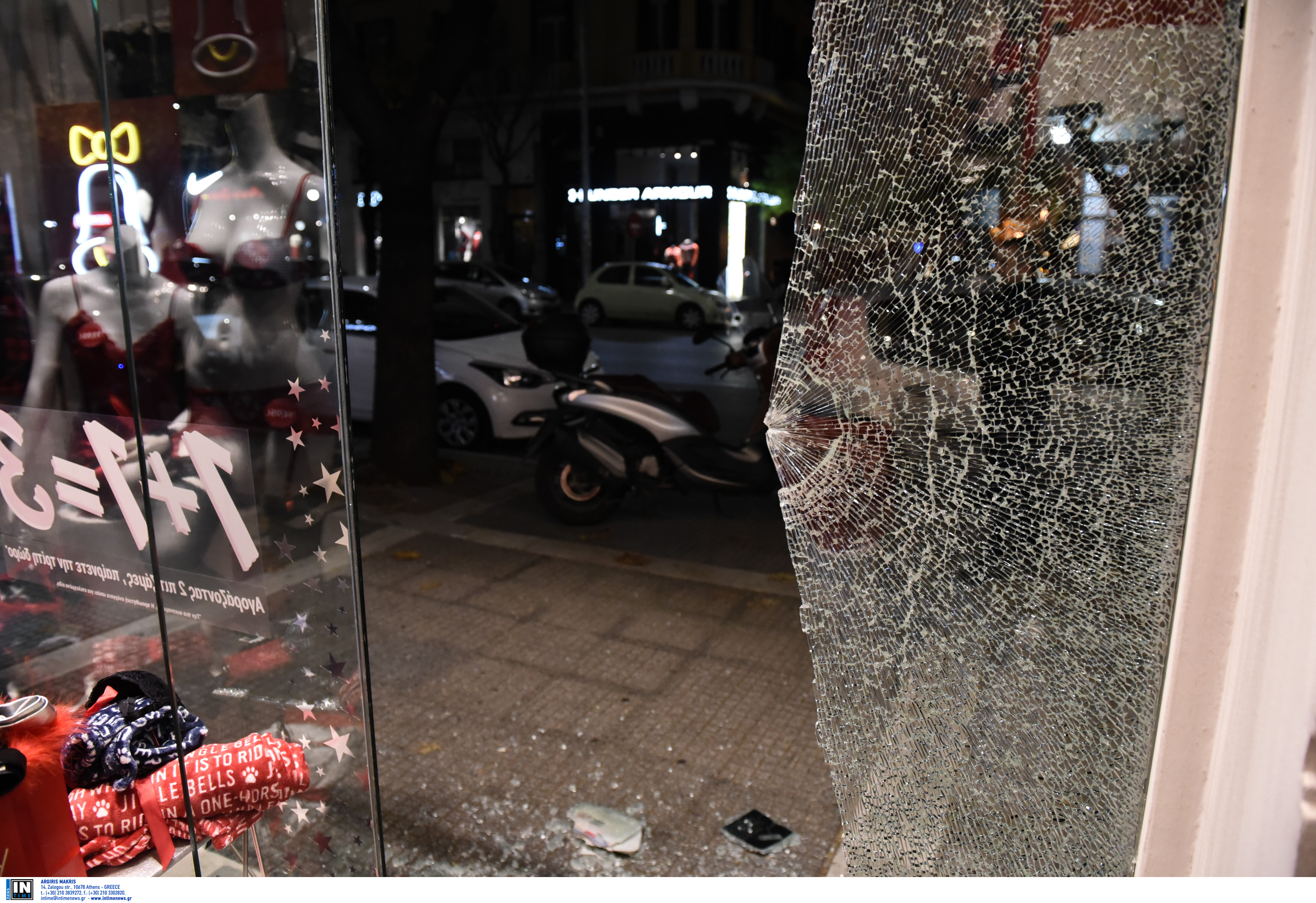 Θεσσαλονίκη: Καταδρομική επίθεση κουκουλοφόρων στο κέντρο της πόλης [Pics, video]