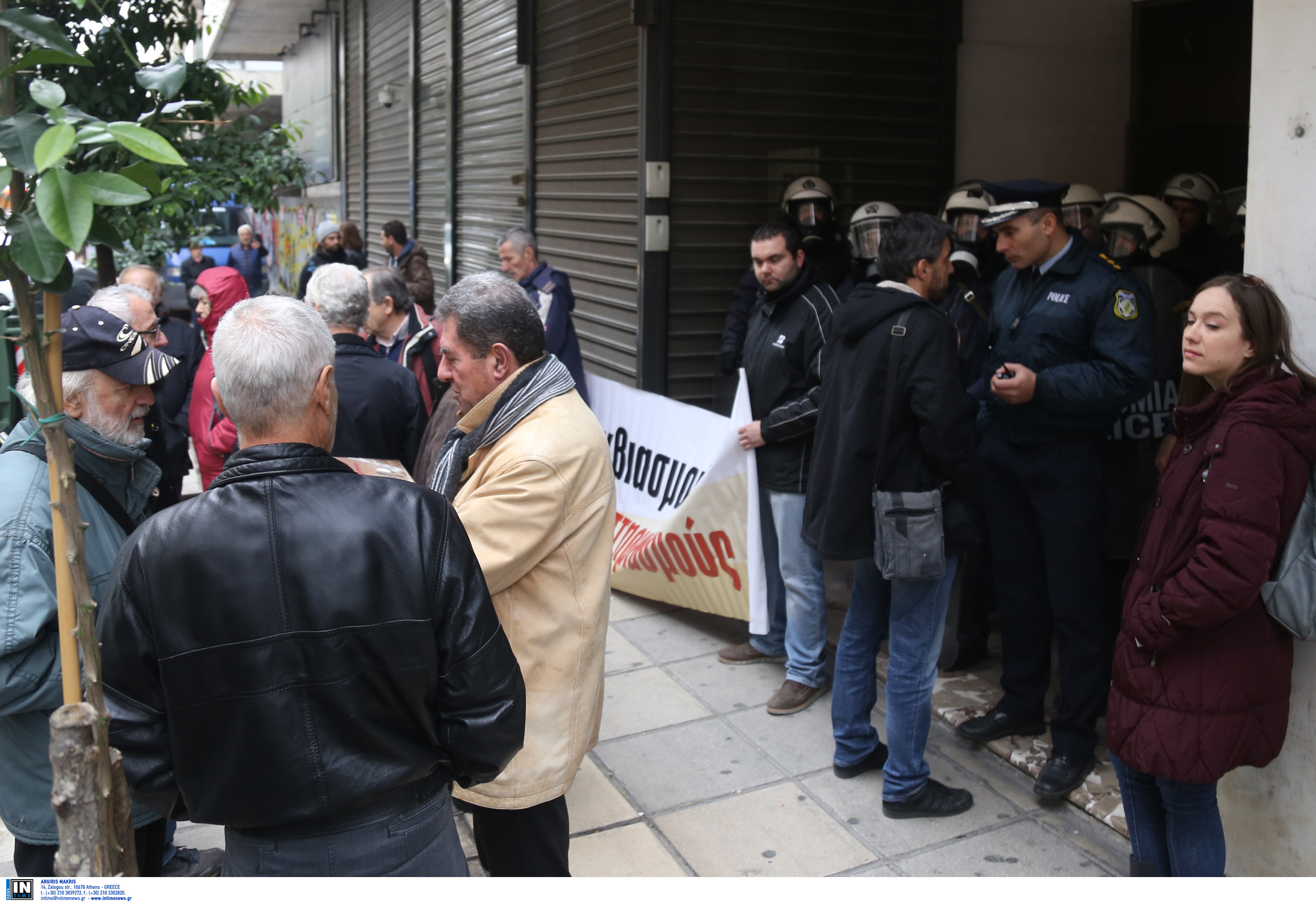 Ένταση στη Θεσσαλονίκη! Επεισόδια και χημικά σε πλειστηριασμό