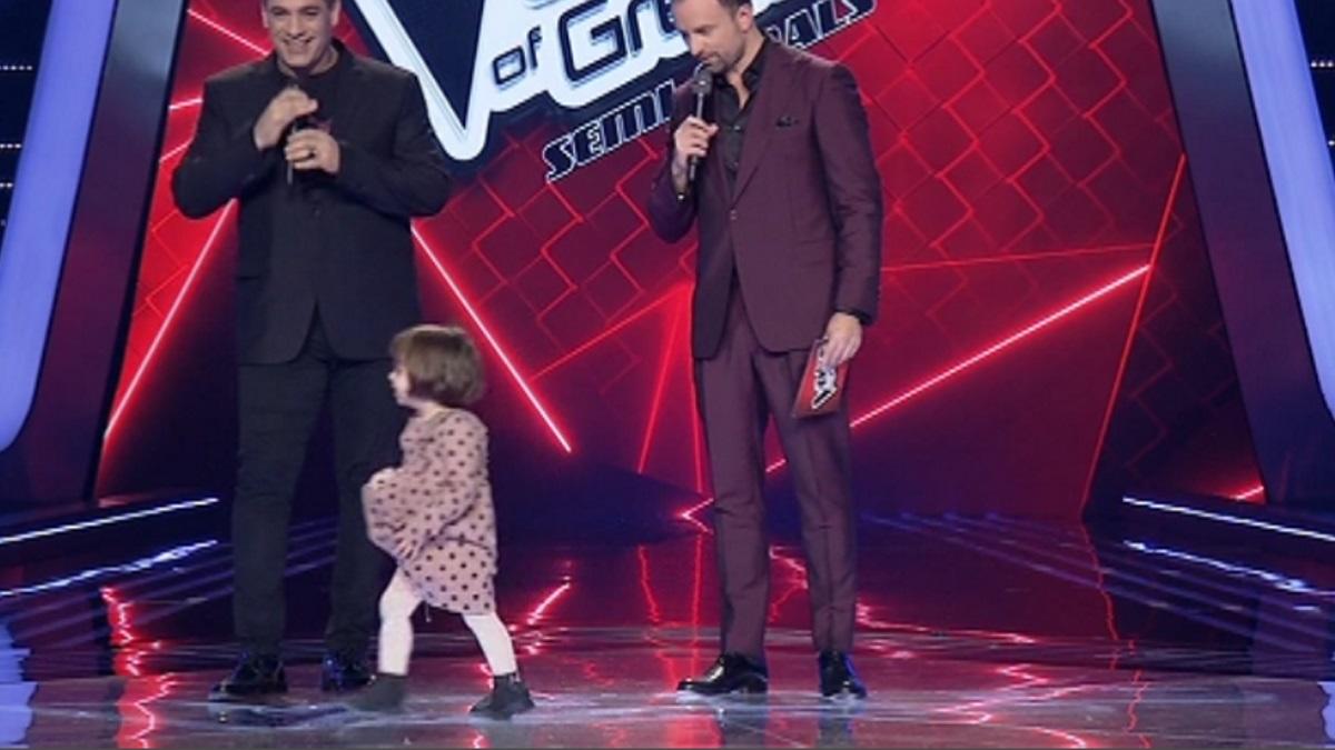 Απρόοπτο στο The Voice! Οι κορούλες παίκτη ανέβηκαν στη σκηνή και…