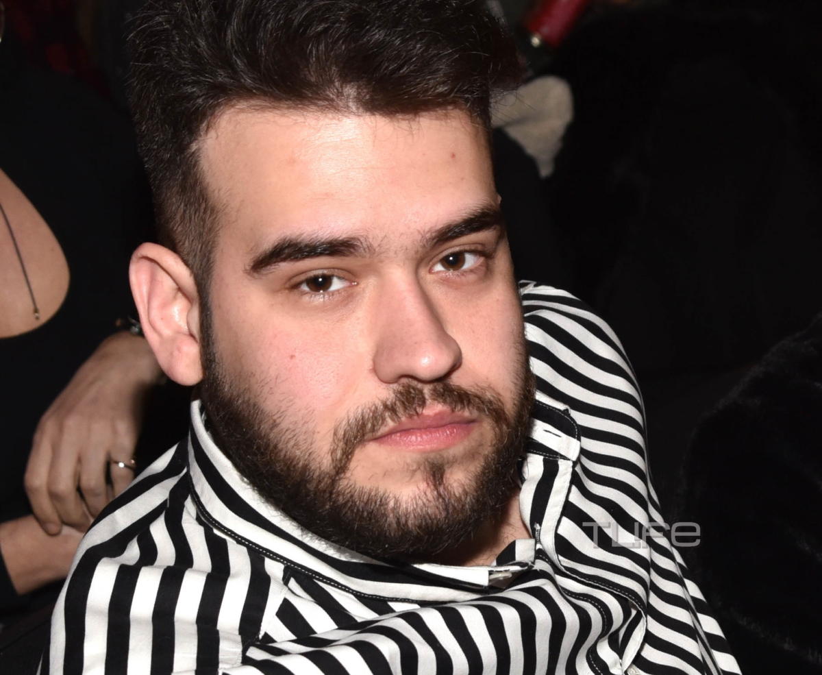 Ο κούκλος νεαρός της φωτογραφίας είναι αδερφός αγαπημένης Ελληνίδας τραγουδίστριας!