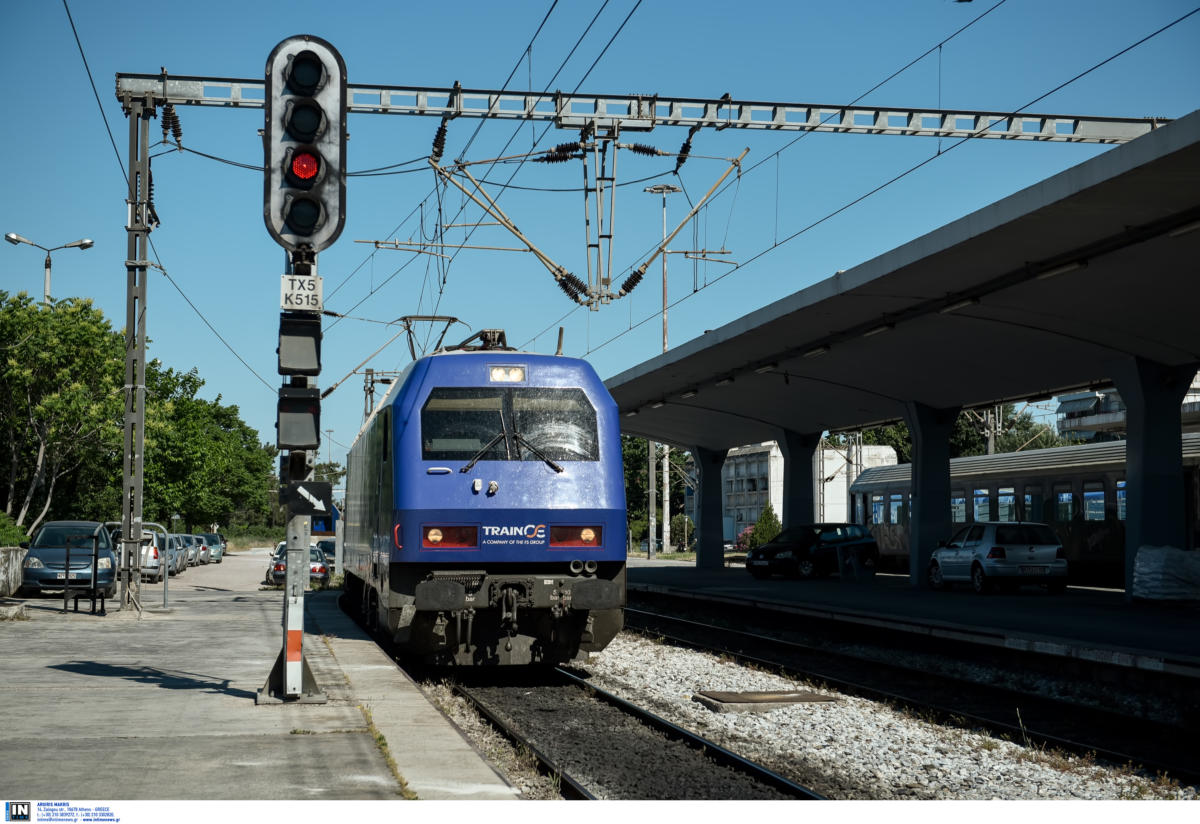 Λάρισα: Τρένο παρέσυρε αυτοκίνητο! Μεγάλη κινητοποίηση στη διάβαση για τον τραυματισμένο οδηγό