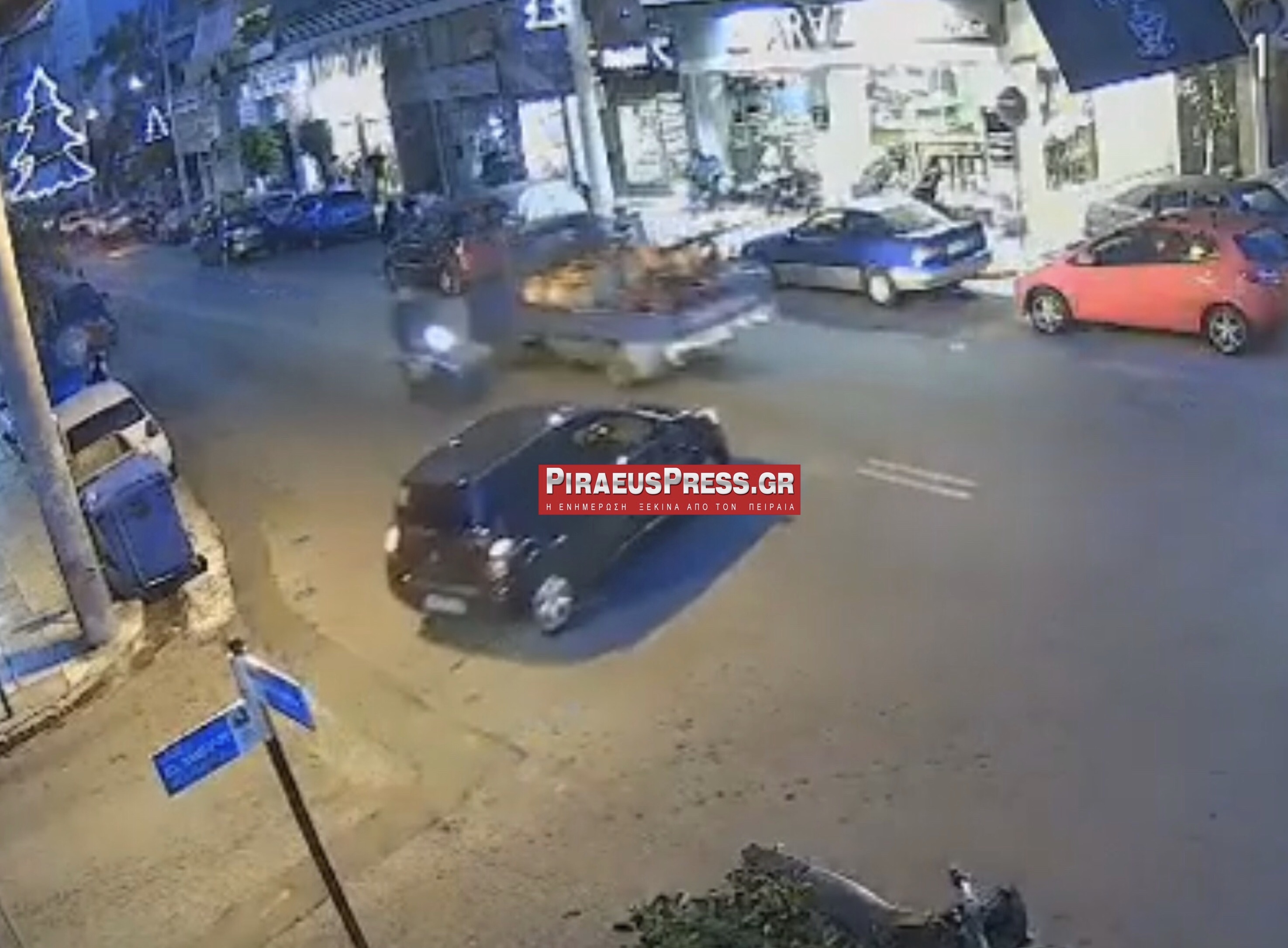 Καρέ καρέ η σφοδρή σύγκρουση μηχανής με αυτοκίνητο στον Πειραιά!