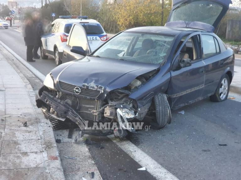 Σοκαριστικό τροχαίο! Έχασε τον έλεγχο και "καρφώθηκε" σε κολόνα στο αντίθετο ρεύμα... [pics, video]