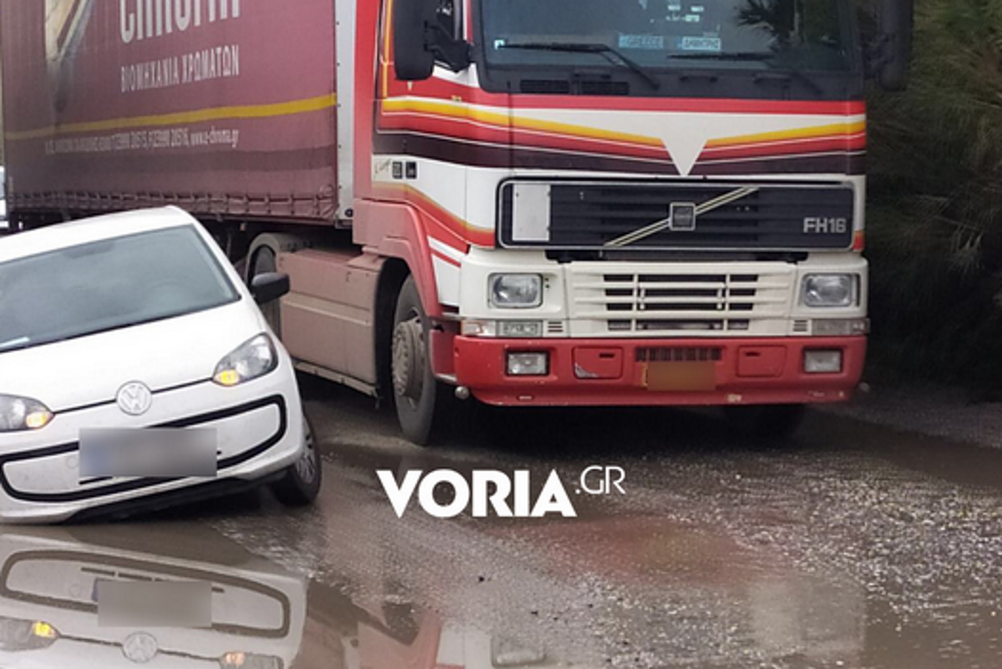 Θεσσαλονίκη: Αυτή είναι η αόρατη τρύπα στο δρόμο που “καταπίνει” αυτοκίνητα και μηχανάκια [pics]
