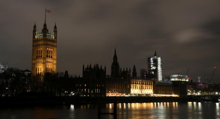 Η ώρα της κρίσης στη Βρετανία! Κλείνουν οι κάλπες στις πιο ιστορικές εκλογές των τελευταίων ετών