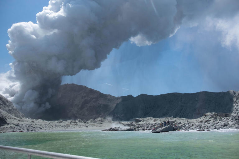 Χάος από την έκρηξη του ηφαιστείου στη Νέα Ζηλανδία - Πέντε οι νεκροί - Δεν ξέρουν αν είναι ζωνταντοί όσοι έχουν εγκλωβιστεί στο νησί!