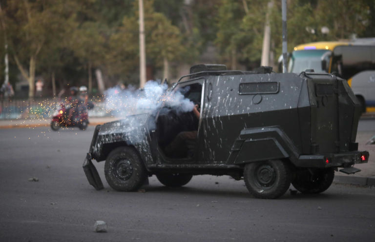 Η στιγμή που αστυνομικό όχημα πατάει διαδηλωτή στη Χιλή! Σοκαριστικό video