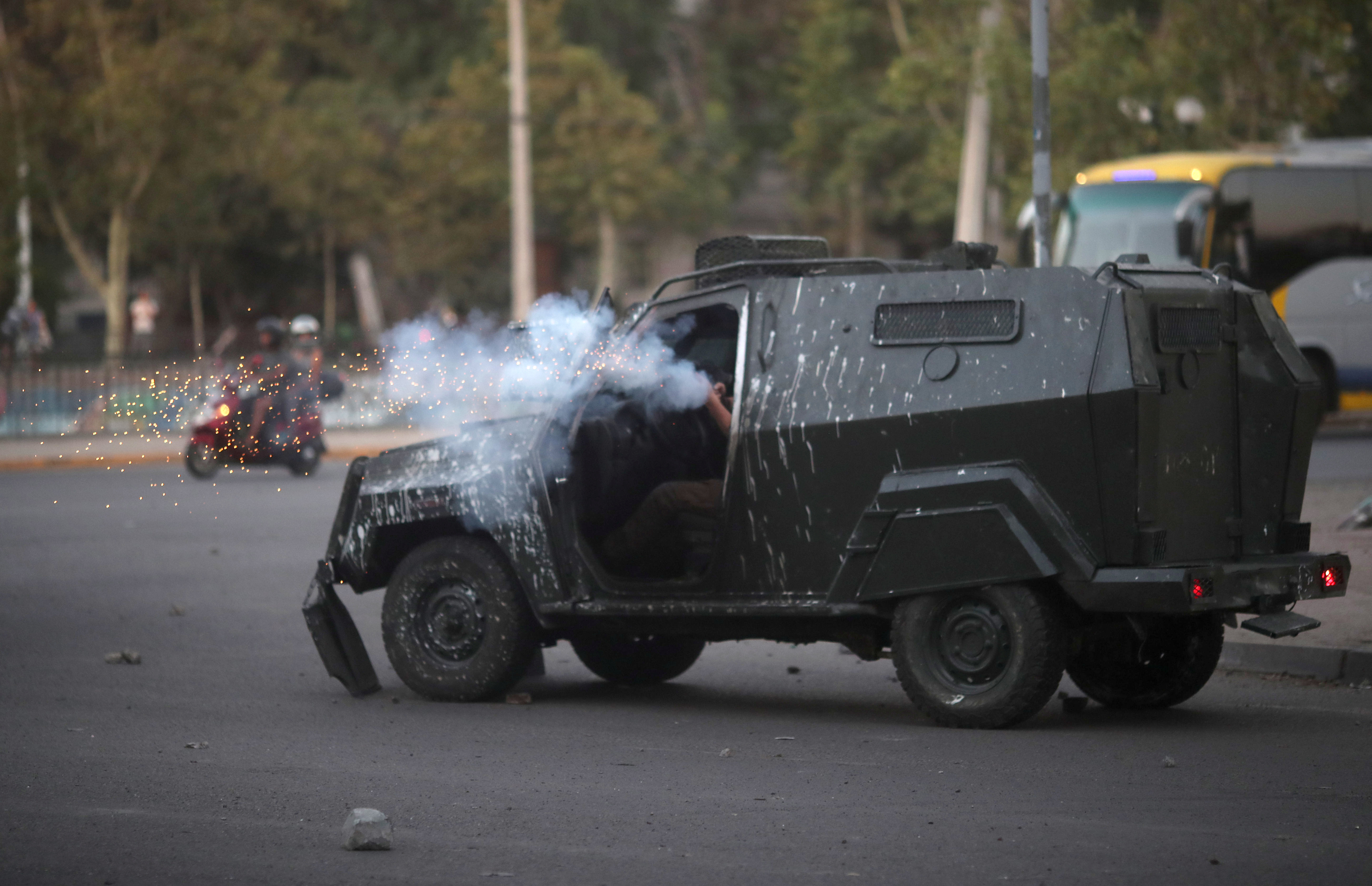 Χιλή: Η στιγμή που αστυνομικό όχημα πατάει διαδηλωτή! Video