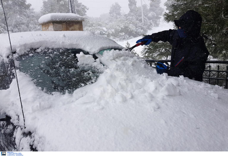 Οικογένεια έχει εγκλωβιστεί στα χιόνια στο Οροπέδιο Λασιθίου