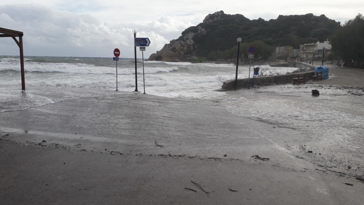 Χίος: Η θάλασσα βγήκε στη στεριά! “Βούλιαξε” το Εμπορειός από την κακοκαιρία [video]