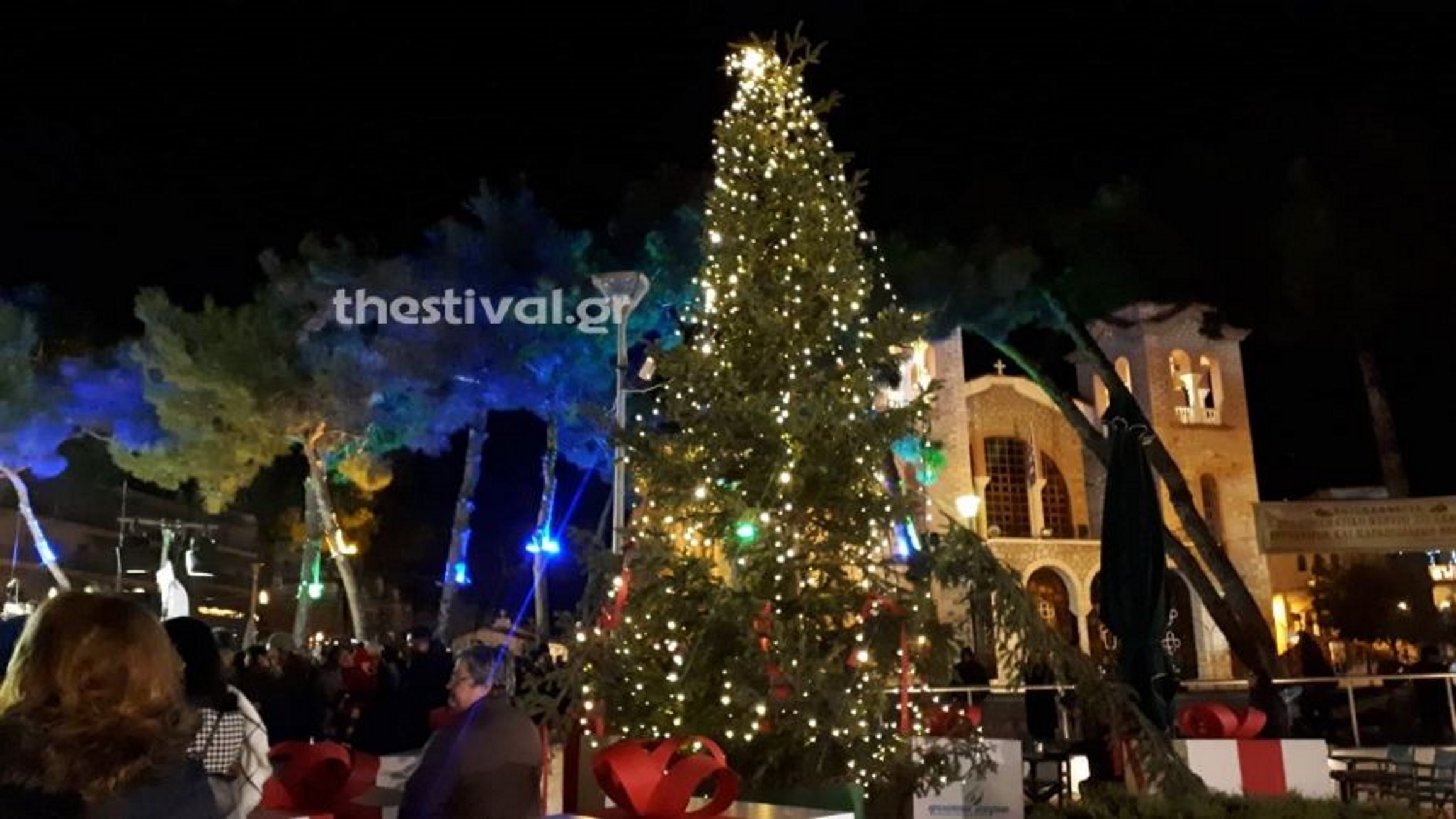 Θεσσαλονίκη: Άναψε το χριστουγεννιάτικο δέντρο στην Τούμπα με το μυαλό ορισμένων στο Ολυμπιακός – ΠΑΟΚ [video]