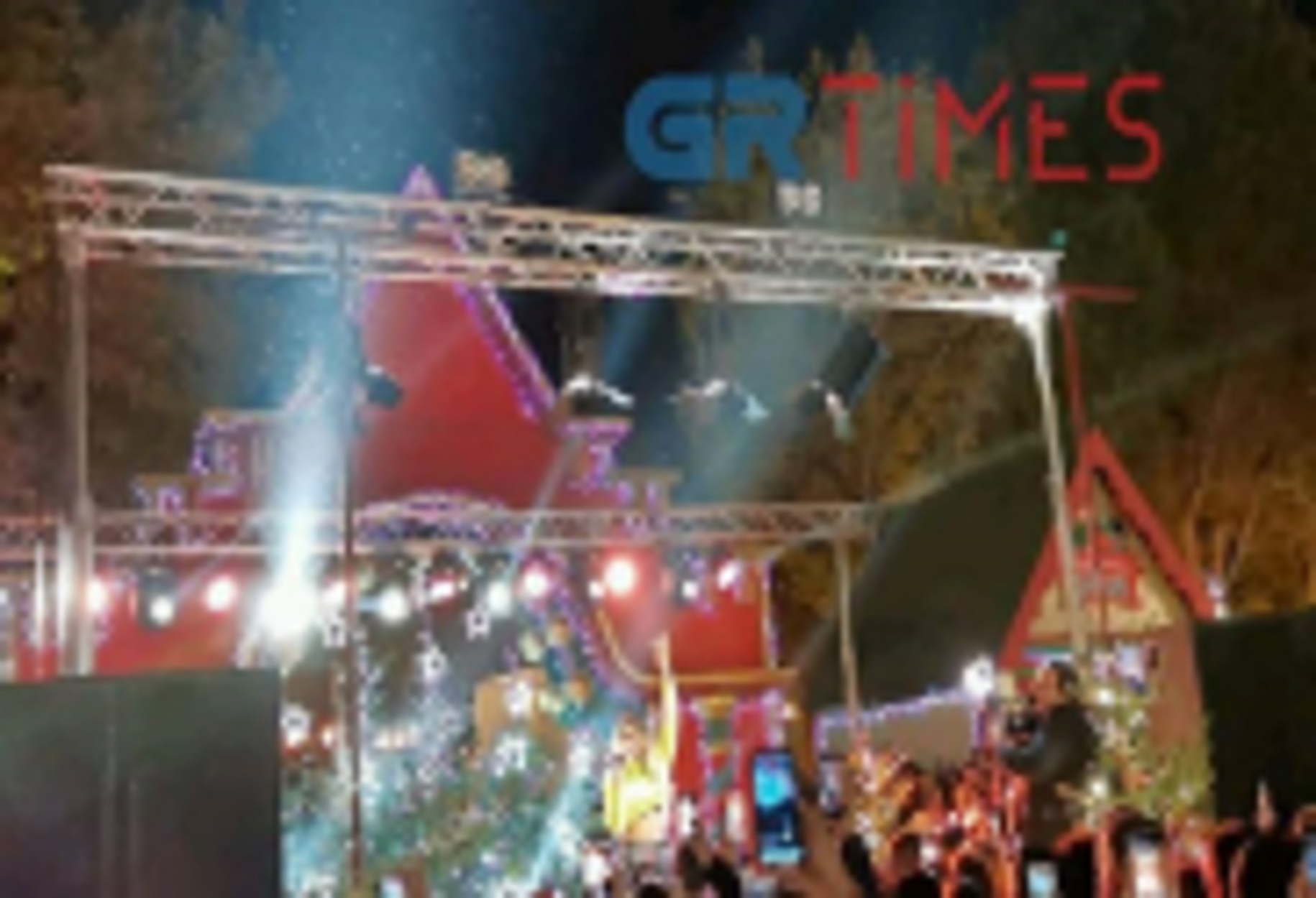 Θεσσαλονίκη: “Άναψε” το δέντρο στο Χριστουγεννιάτικο Χωριό! video